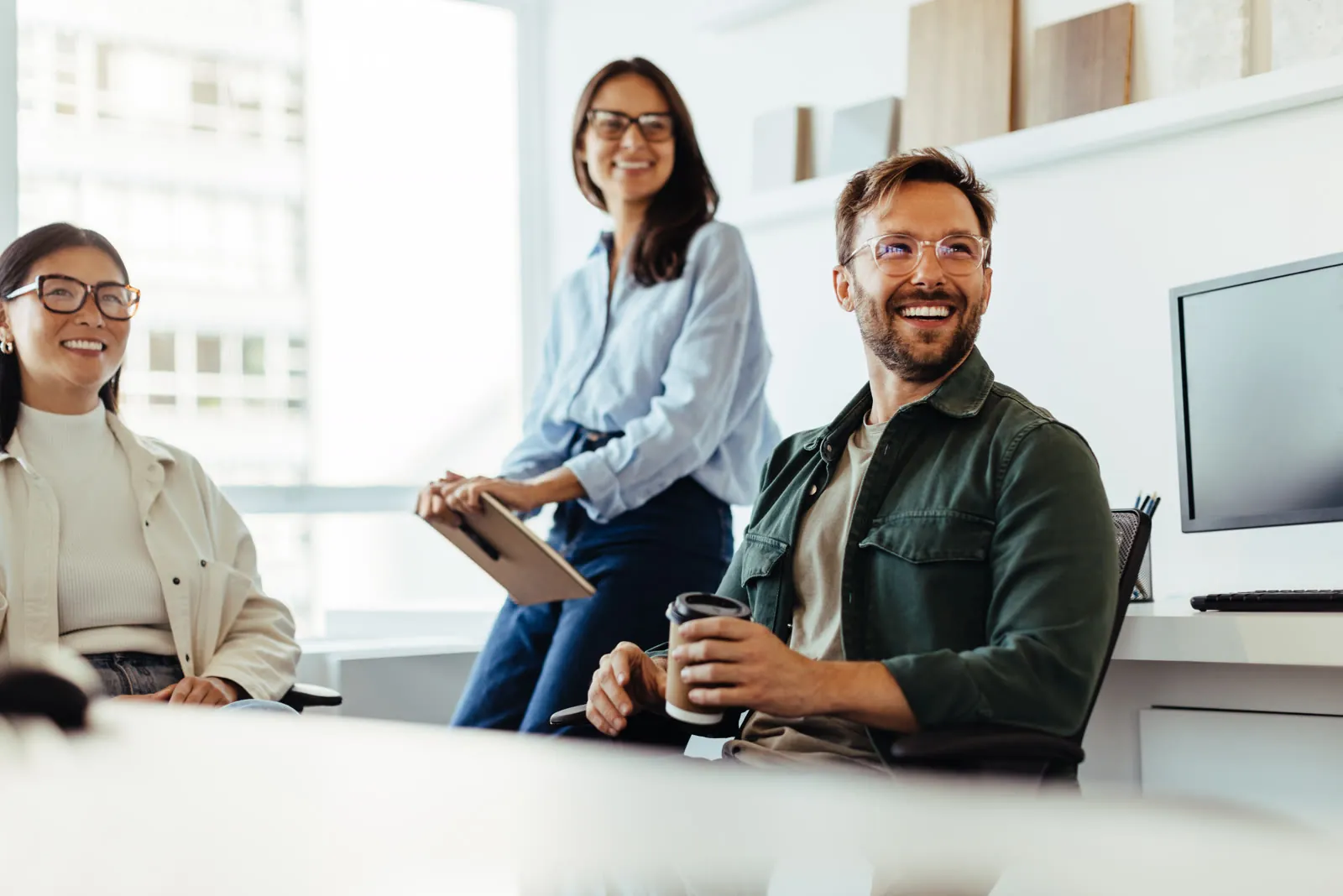 Kolleginnen und Kollegen in einer Besprechung im Büro